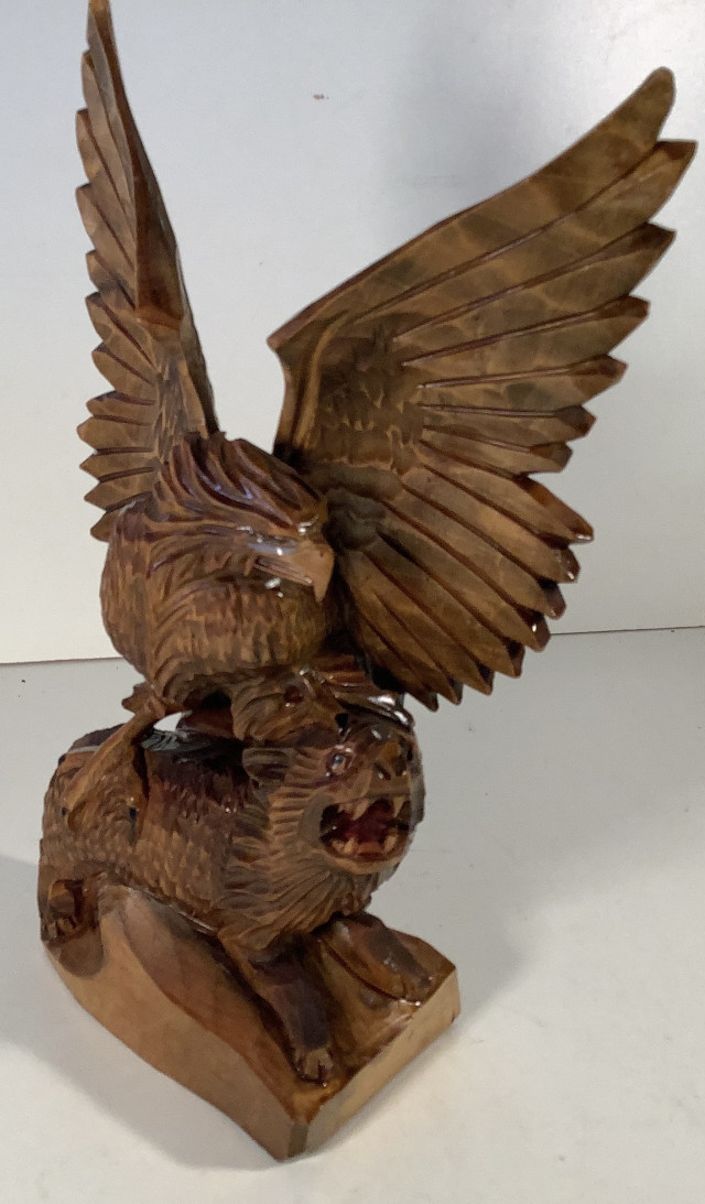 Puuveistos, korkeus 35 cm