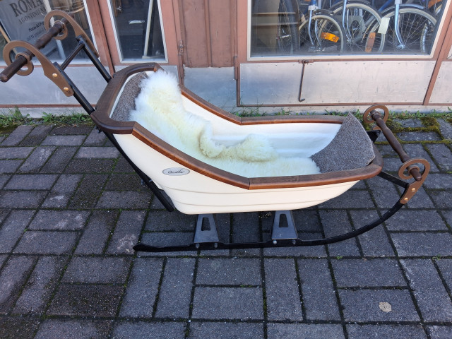 Moderni Lastenkelkka