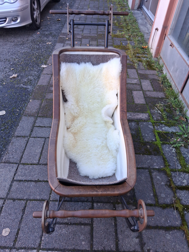 Moderni Lastenkelkka