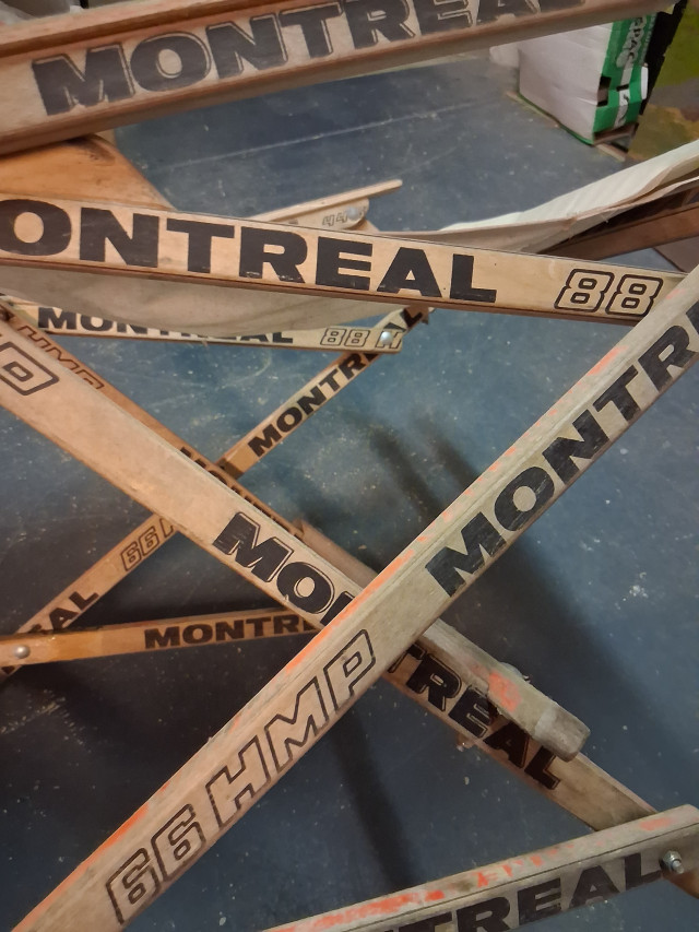 Montreal mailoista 1980 luvulla tehty aurinkotuoli nimikirjoituksilla
