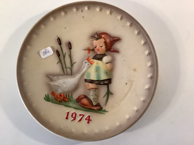 Käsinmaalattu vuosilautanen 1974