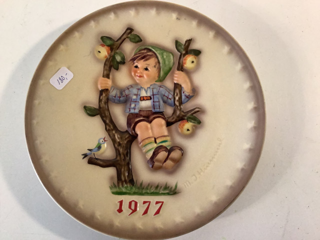 Käsinmaalattu vuosilautanen 1977