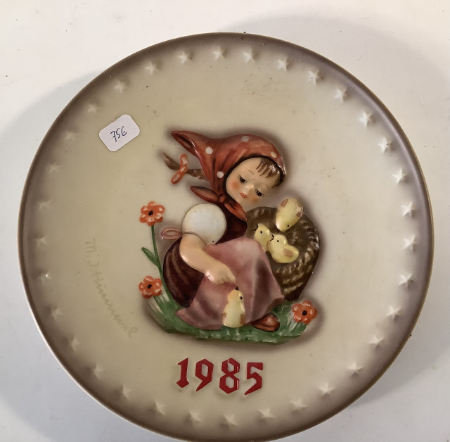 Käsinmaalattu vuosilautanen 1985