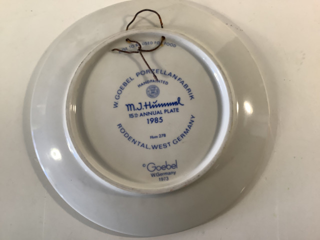 Käsinmaalattu vuosilautanen 1985