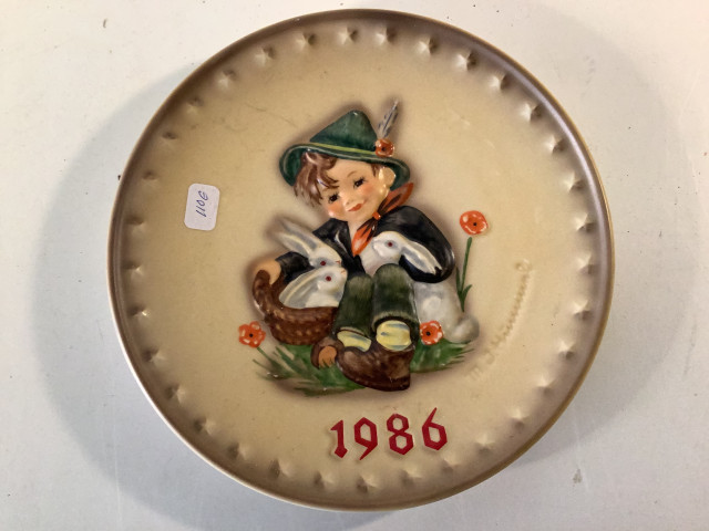 Käsinmaalattuvuosilautanen 1986