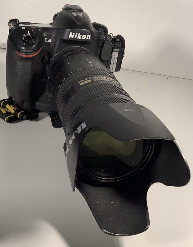 Nikon D4 runko ja  Nikon AF-S Nikkor 70-200 mm 1:2,8 objektiivi ja vastavalosuoja