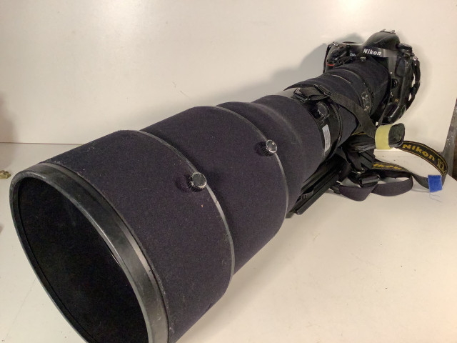 Nikon D4s runko ja Nikon AF-snikkor 600 mm. 1:4 objektiivi