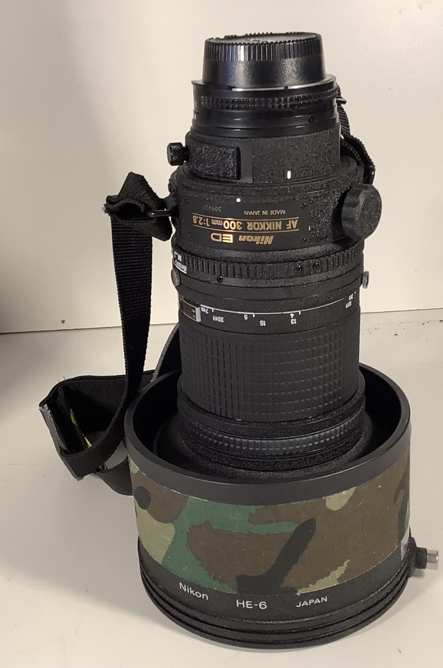 Nikon AF Nikkor 300 mm 1:2,8 objektiivi Nikonin omalla kovalla laukulla