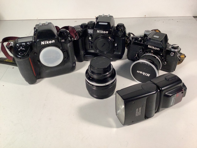 Nikon filmikamerarungot F2,F4 ja F5 sekä Nikon salamalaite