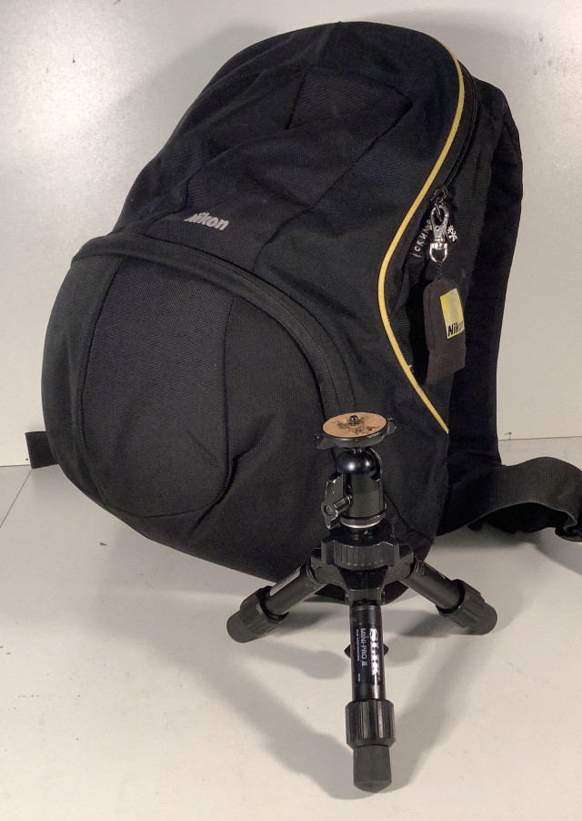 Nikon reppu ja Slik minijalusta