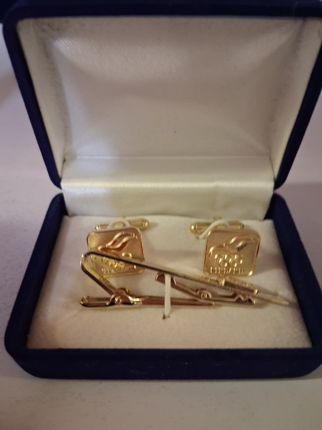 Viralliset olympiajoukkueen vanhat kalvosinnapit ja solmioneula