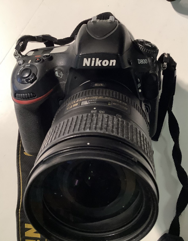 Nikon D800 runko ja nikkor objeltiivi AFs 28-300 mm 1:3,5-5,6 ja  Rokinon 85 mm 1:1,5 objektiivi ja laukku