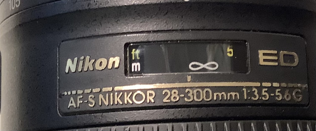 Nikon D800 runko ja nikkor objeltiivi AFs 28-300 mm 1:3,5-5,6 ja  Rokinon 85 mm 1:1,5 objektiivi ja laukku