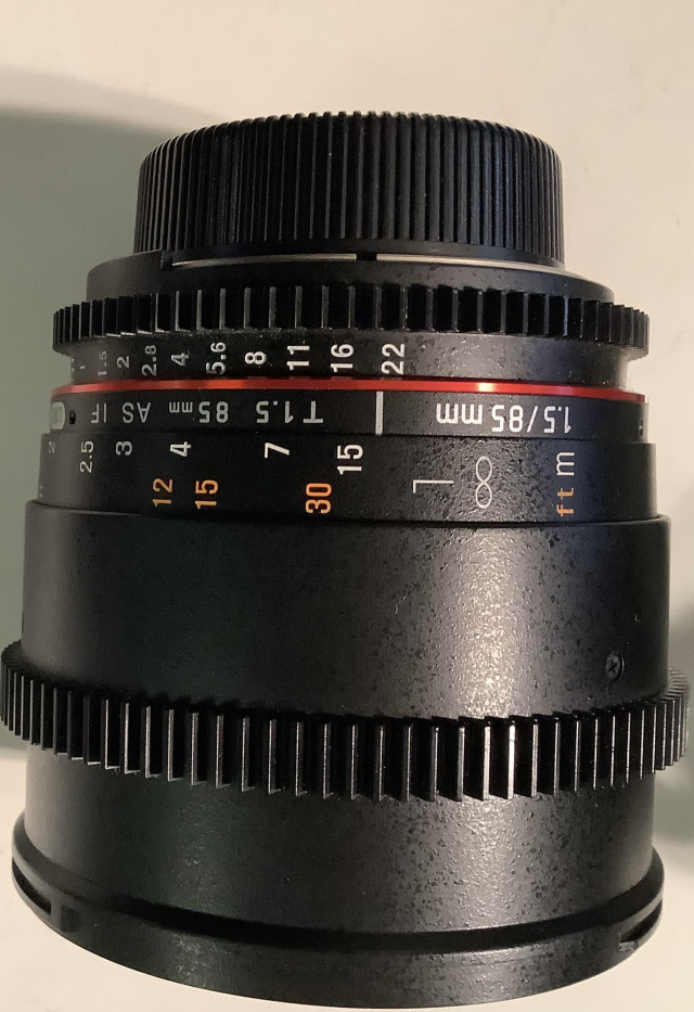 Nikon D800 runko ja nikkor objeltiivi AFs 28-300 mm 1:3,5-5,6 ja  Rokinon 85 mm 1:1,5 objektiivi ja laukku