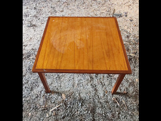 Teak pöytä.