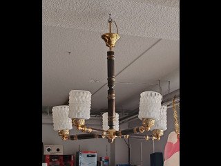 Messinkinen valaisin. Halkaisija 70cm ja korkeus 70cm