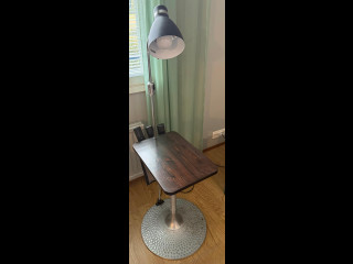Pöytä ja valaisin yhdistelmä.
