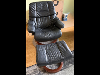 Nojatuoli ja rahi nahkaa.