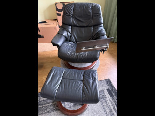 Nojatuoli ja rahi nahkaa.