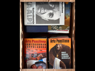 Laatikollinen Arto Paasilinnan kirjallisuutta.