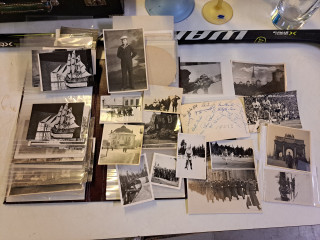 Vanhoja, mm. sota-ajan valokuvia, ryhmäkuvassa allekirjoitukset