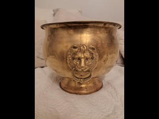 Iso messinkinen astia leijonamaskaroneilla, korkeus 23cm halkaisija 29cm