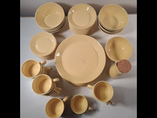 Suuri määrä Arabian Teema-astiastoa