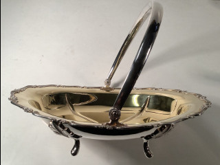 Tarjoiluastia hopeaa