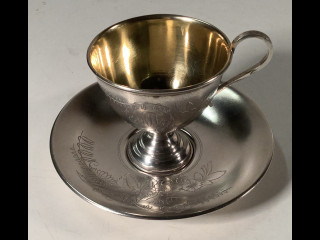 Hopeakuppi ja aluslautanen hopeaa