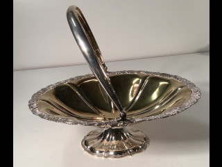 Tarjoiluastia hopeaa