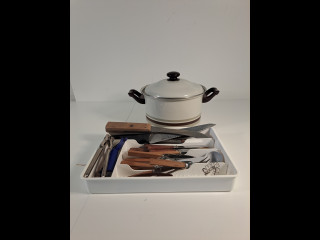 Emalikattila ja ruokailuvälineitä