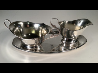 Hopeinen sokerikko ja kermakko alustoineen