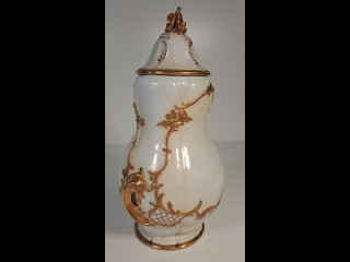 Kannellinen keraaminen astia