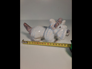 Lasitettu koirafiguuri