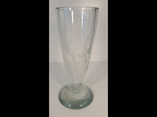 Korkea, Lehtikaloin kuvitettu lasimaljakko