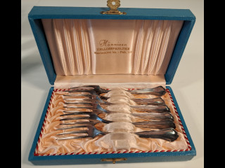 Pienet hopeiset haarukat