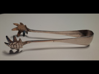 Hopeiset sokeriottimet, kaiverrus