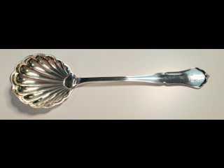 Hopeinen sokerilusikka, kaiverrus