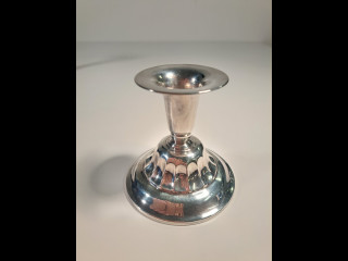 Hopeinen kynttilänjalka, kaiverrus