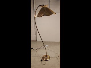 Lattiavalaisin V. Soini 1940 luku. Messinkiä, korkeus 142cm