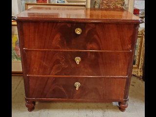 Lipasto korkeus 80cm, leveys 90cm ja syvyys 48cm