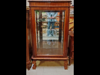 Lasivitriini kaappi. Korkeus 130cm leveys 72cm ja syvyys 41cm