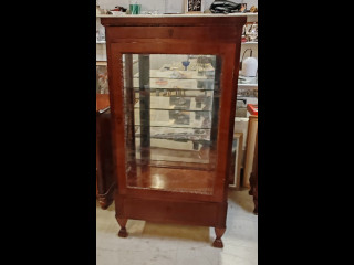 Lasivitriini kaappi. Korkeus 138 leveys 71 cm ja syvyys 39cm