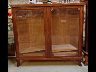 Lasivitriini kaappi. Korkeus 116cm leveys 126cm ja syvyys 31cm