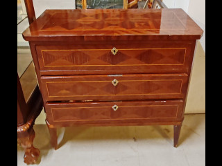 Lipasto. Korkeus 69cm leveys 73cm ja syvyys 37cm