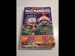 Kirja tekijöiden nimikirjoituksilla