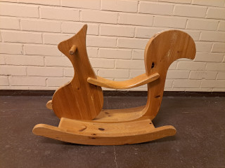 Vanha lasten keinuhevonen KOP