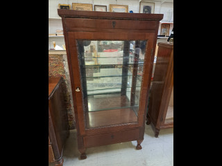 Antiikki vitriinikaappi peilitaustalevyllä