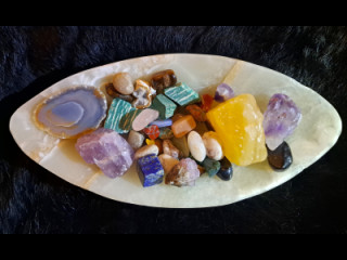 Alabasterikulho ja eri kivilajit