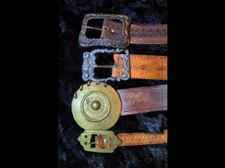 Vanhoja nahkavöitä upeilla soljilla